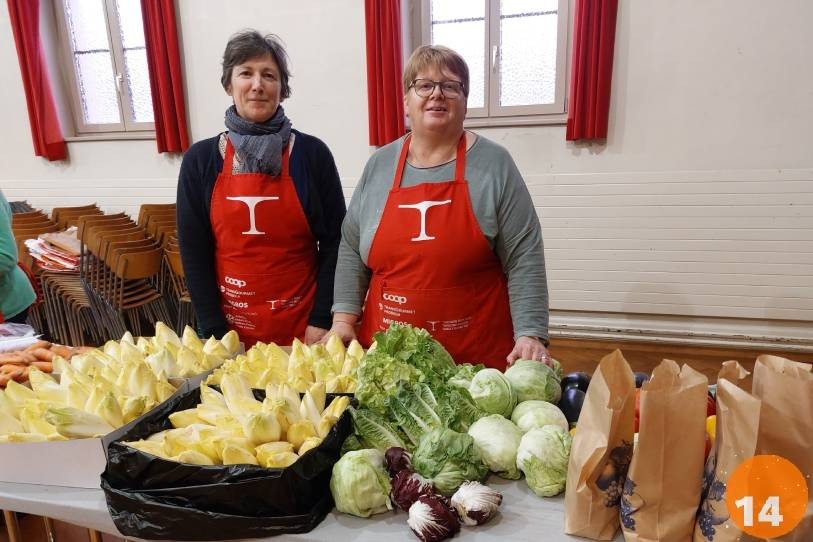 Maryline Droz (gauche) et Diamantine Leiber (droite) distribuent des denrées alimentaires aux bénéficiaires le mardi après-midi.