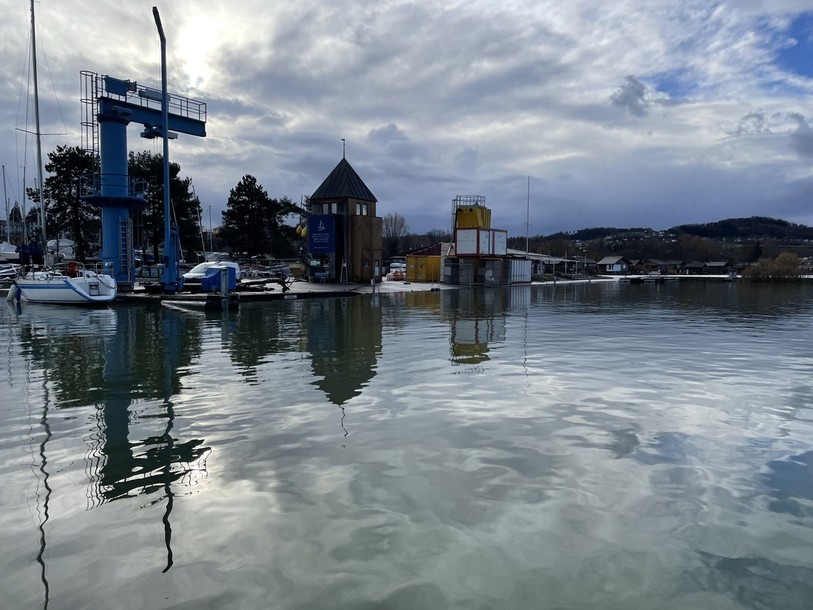 Le lac de Neuchâtel (ici à Estavayer) devrait déborder dans les prochaines heures. (Photo : Police cantonale Fribourg).