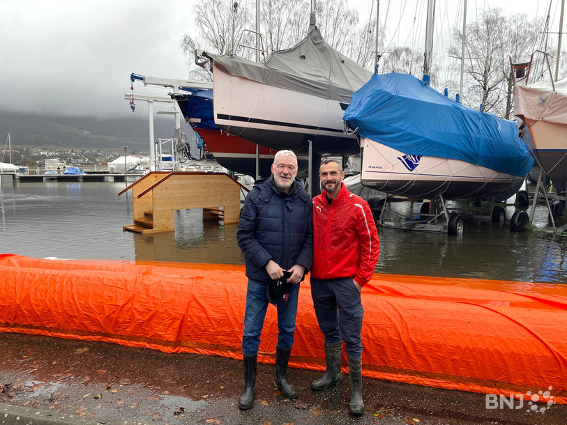 Jean-Claude Egger et le chef du Service des infrastructures du Landeron, Daniel Ferreira, sont venus prêter main forte aux pompiers.
