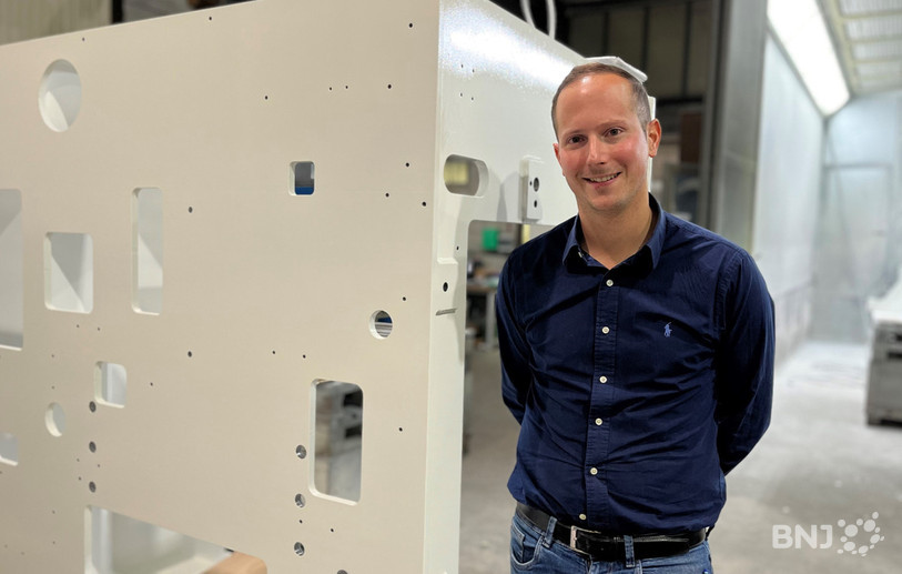 Le directeur général, Thierry Galvanetto, pose devant une pièce de grande dimension usinée par l'entreprise. 