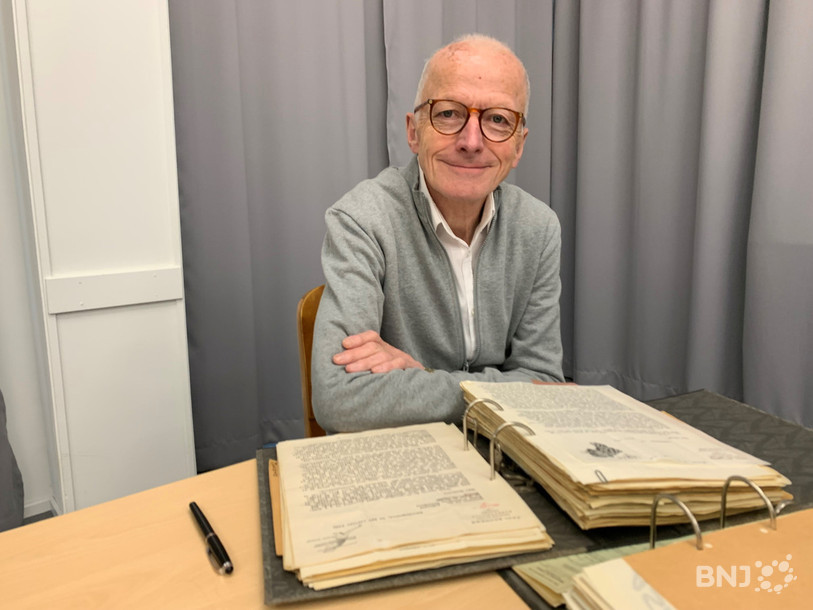 Olivier Schnegg, avec l'aide de membres de sa famille, a relu, analysé et mis en perspective près de 400 lettres écrites par son oncle Paul.  