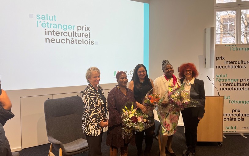 De gauche à droite, la conseillère d'Etat Florence Nater, les trois lauréates Rose Lièvre Assamoi, Nancy Escobar et Brigitte Lembwadio-Kanayama, et la présidente du prix Salut l'étranger, Brigitte Leitenberg