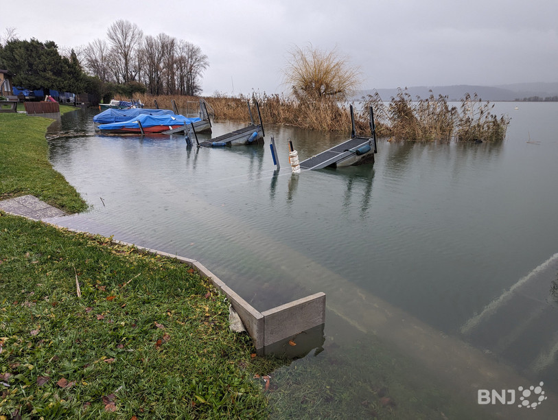 La situation reste critique au bord du lac de Bienne, ici à La Neuveville.