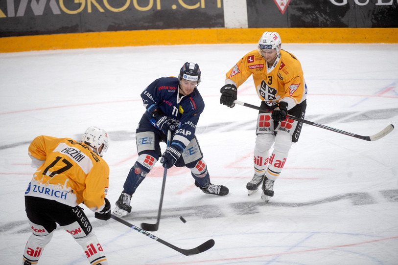 Johnny Kneubühler (au centre) va troquer son chandail d'Ambri contre celui du HC Bienne (photo : KEYSTONE/Ti-Press/Samuel Golay).