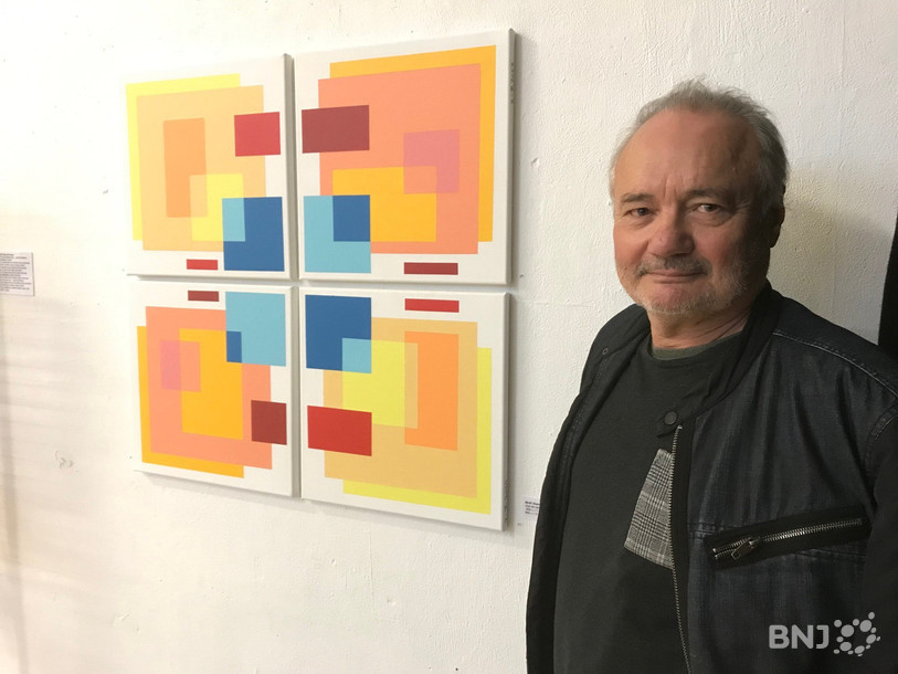 Dominique Letté à côté de sa création « Une des cartes voire plus ».