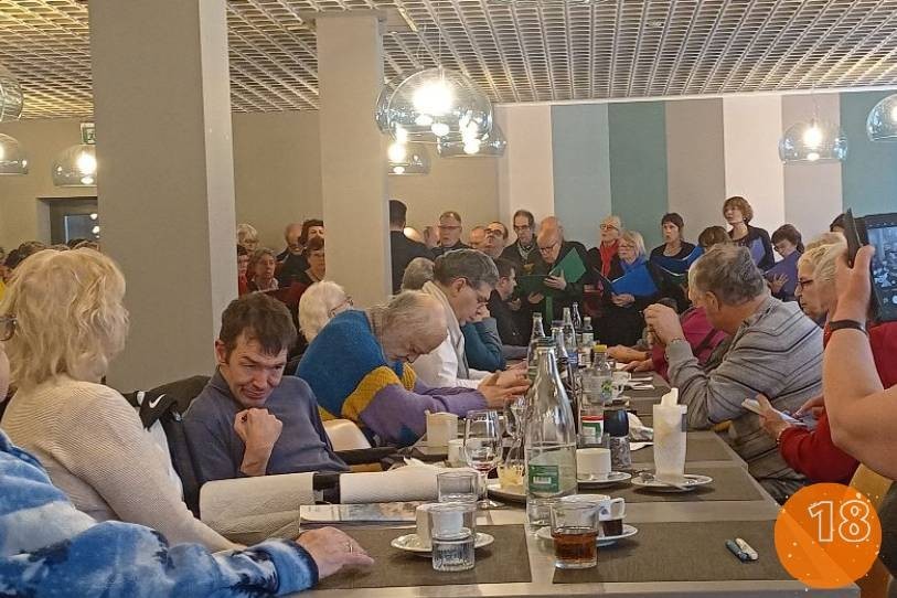 Le 2 décembre les membres de Procap Bienne-Jura bernois ont reçu la visite de St-Nicolas lors du repas de Noël de l’association. (Photo : Jacques Walliser-Dolivo) 