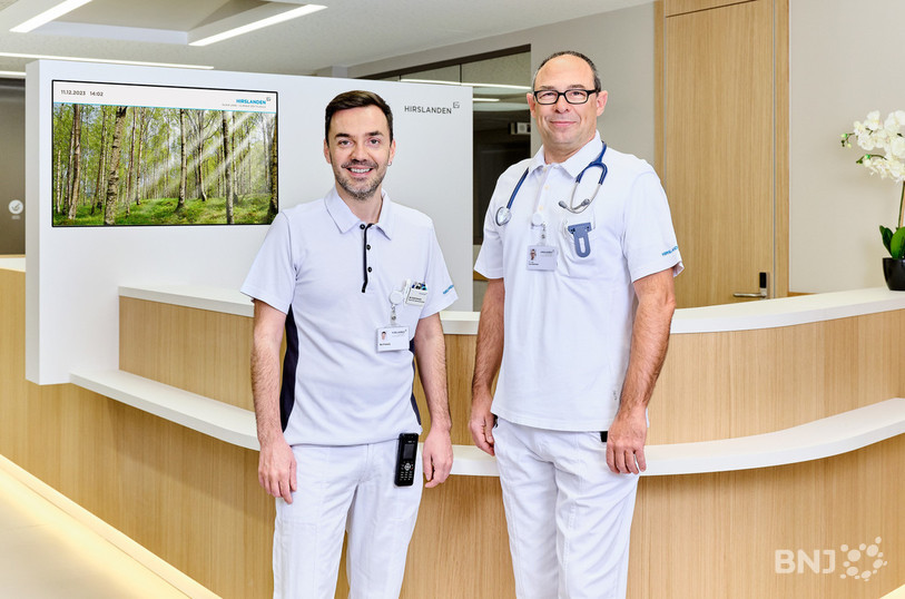 Rui Ferreira, l'infirmier-chef (à gauche), et Luca Martinolli, le médecin-chef, se réjouissent d'accueillir les patients dans le nouveau Centre d'urgences de la Clinique des Tilleuls. (Source : Clinique des Tilleuls)
