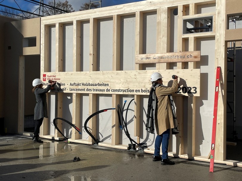 Lena Frank (gauche) et Glenda Gonzalez Bassi (droite) ont symboliquement fixé le premier morceau de bois du complexe sportif.