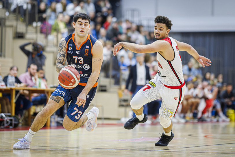 Le joueur neuchâtelois Juan De la Fuente, à gauche, lutte pour le ballon avec le joueur lausannois Nelson Moke. (KEYSTONE/Valentin Flauraud)