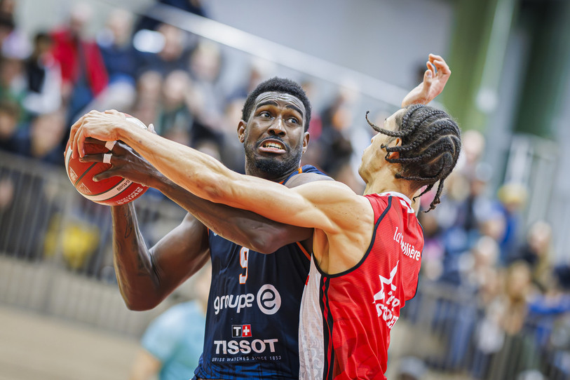Le joueur neuchâtelois Arkim Robertson et ses coéquipiers ont surpris leur adversaire sur la fin. (KEYSTONE/Valentin Flauraud)