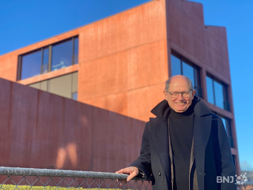 Pierre-Yves Moeschler, président de Patrimoine Jura bernois, devant le nouveau bâtiment scolaire de Tavannes. L'association a pour vocation de protéger les bâtiments existants, mais elle apporte aussi ses conseils pour la réalisation de nouveaux édifices.