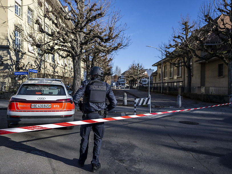 Un important dispositif de policiers lourdement armés a été mobilisé à Berne. (photo KEYSTONE/PETER SCHNEIDER).