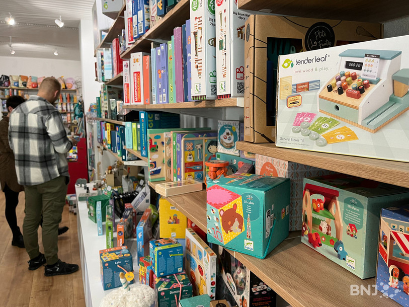 Les clients franchissent la porte des magasins de jouets de la région, comme ici à Porrentruy, pour trouver leurs cadeaux de Noël.