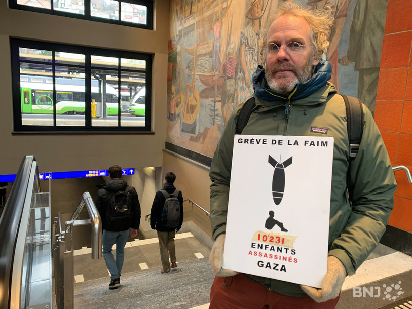 Avec son panneau recensant le nombre d'enfants morts à Gaza, Samuel Crettenand entend interpeller l'opinion publique.