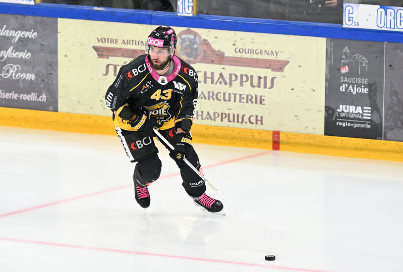 T.J. Brennan patinera à la Coupe Spengler sous le maillot de Fribourg-Gottéron. (Photo : Georges Henz).