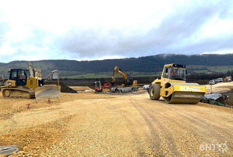 Le site devant accueillir le projet de géothermie profonde à Haute-Sorne est actuellement en pleine mutation avec les travaux préparatoires.