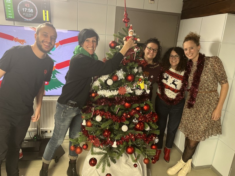 Le sapin était décoré à la hauteur de la générosité des auditeurs.