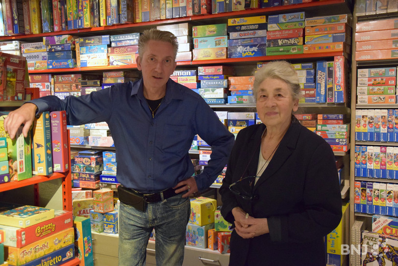 Etienne et Paola Aubry dans le magasin de jouets familial, Arc-en-Ciel, à Neuchâtel.