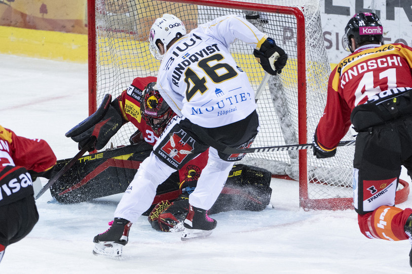 Le Jurassien Rundqvist remporte « le duel des Adam » face au gardien de Berne Reideborn. Ajoie mène alors 1-0. (photo: KEYSTONE/Peter Schneider)