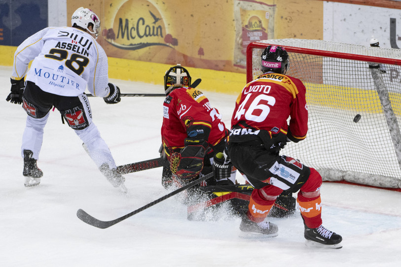 Guillaume Asselin dribble parfaitement le gardien de Berne Adam Reideborn et offre la victoire au HC Ajoie. (Photo : KEYSTONE/Peter Schneider)