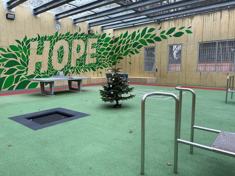 C'est dans la cour que les détenus fêtent Noël dans la prison de Bienne.
