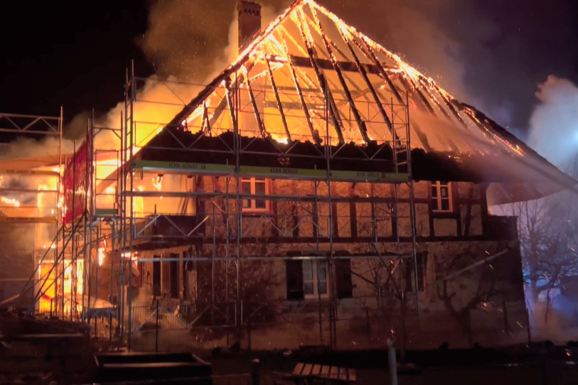Une ferme en rénovation a été totalement détruite par les flammes à Gals dans la nuit de jeudi à vendredi. (Photo : Police cantonale bernoise).