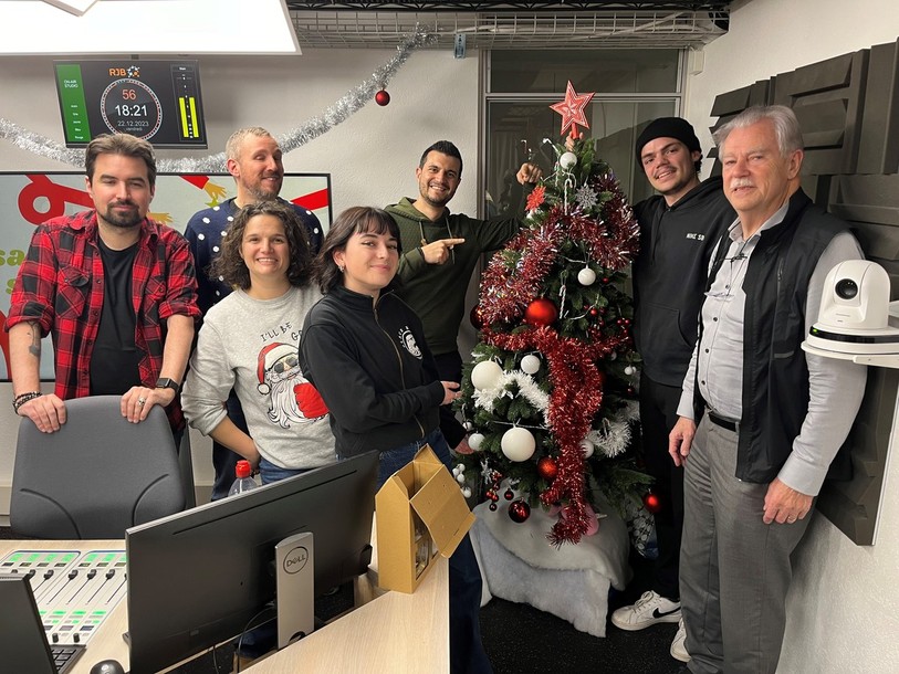 Le sapin était décoré à la hauteur de la générosité des auditeurs.