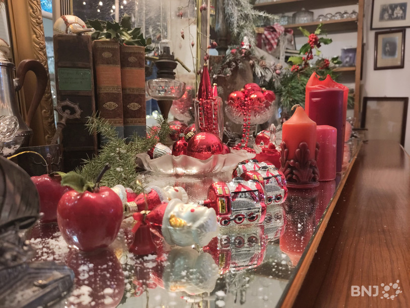 Un échantillon des milliers de boules de Noël dont regorge la brocante Oethel à Porentruy.