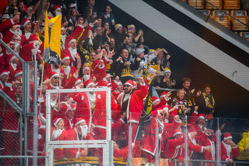 Le HC Ajoie a pu compter sur une quarantaine de Pères Noël pour le soutenir à Lugano (photo : Keystone/Ti-Press/Samuel Golay).