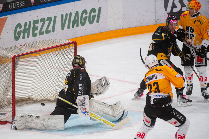 Le gardien du HC Ajoie Damiano Ciaccio n'a pas été beaucoup aidé par une défensive trop laxiste samedi soir (photo: Keystone/Ti-Press/Samuel Golay).