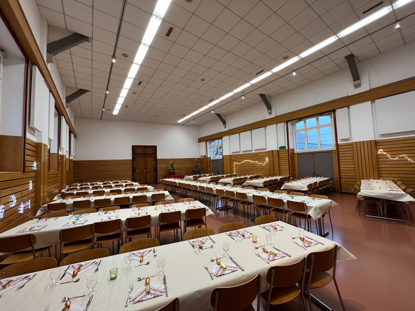 La salle du Séminaire à Porrentruy, prête à accueillir un peu moins de 200 personnes pour le « Noël pour tous » de la Croix-Rouge jurassienne. (Photo : Laetitia Neukomm, Croix-Rouge jurassienne)