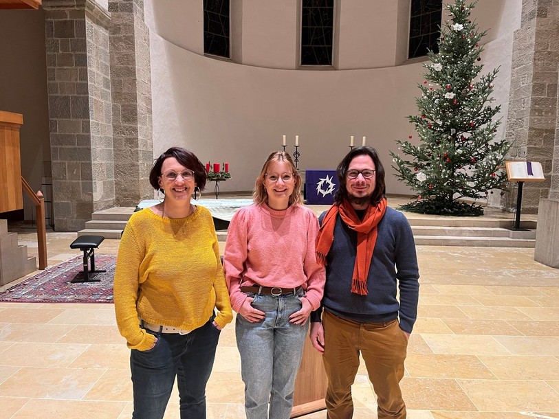 Natacha Houriet, Caroline Witschi et Quentin Jeanneret (de gauche à droite) se réjouissent de voir le travail des 5 derniers mois prendre vie.
