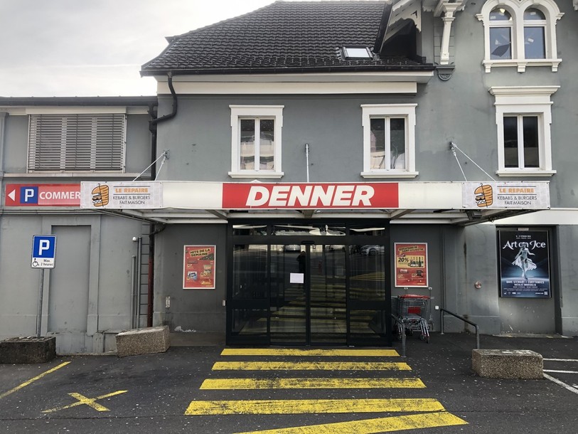 Le magasin Denner à Cernier a été la cible d'un braquage tôt mercredi matin.