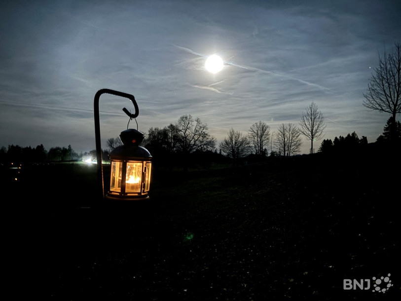 Les promeneurs pouvaient profiter des lanternes, mais aussi du clair de lune mercredi soir.
