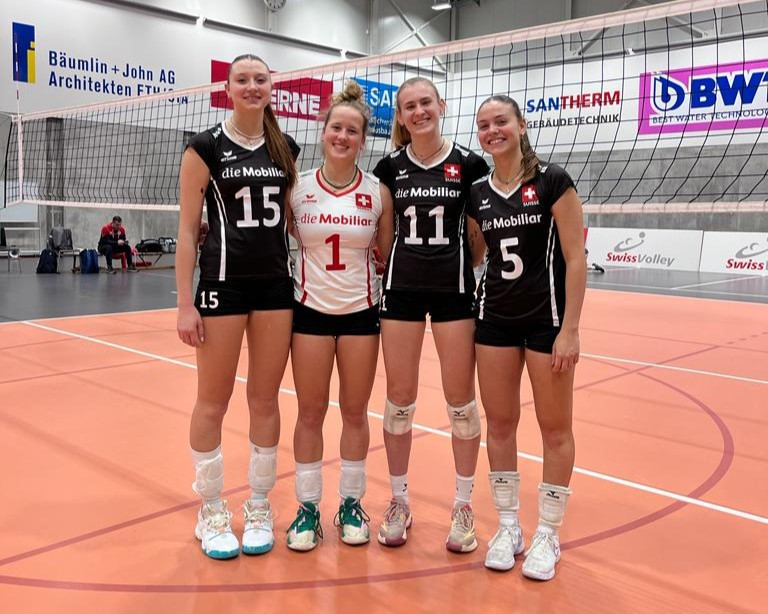 Tanaïs Camelique, Caroline Delley, Nina Scrucca et Sara Milz (de gauche à droite): quatre Neuchâteloises qui défendent les couleurs de la Suisse M20 en volleyball.