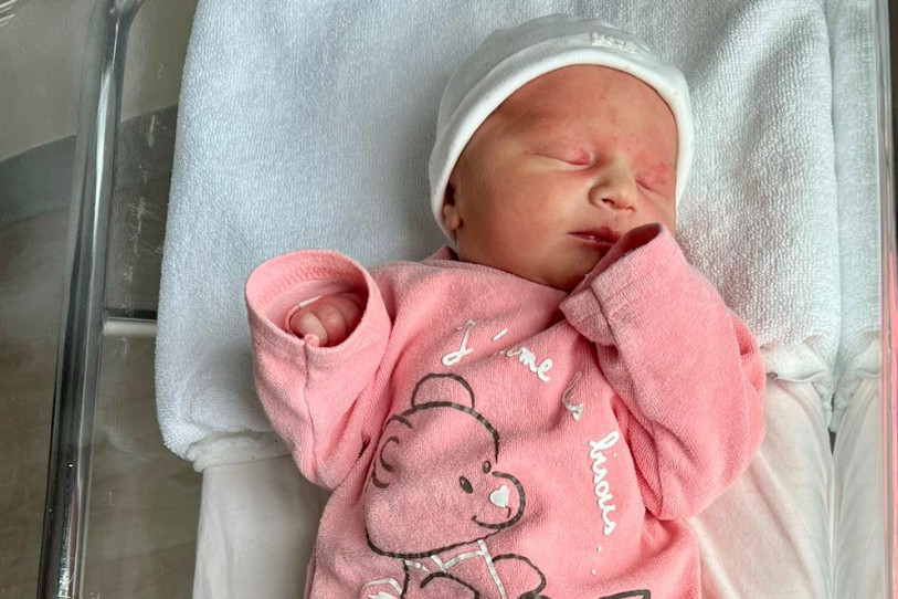 La petite Nayah, née à 6h01 ce premier janvier, se positionne fièrement sur la troisième marche du podium des premières naissances de l’année à la maternité de St-Imier. (Photo : Réseau de l’Arc)