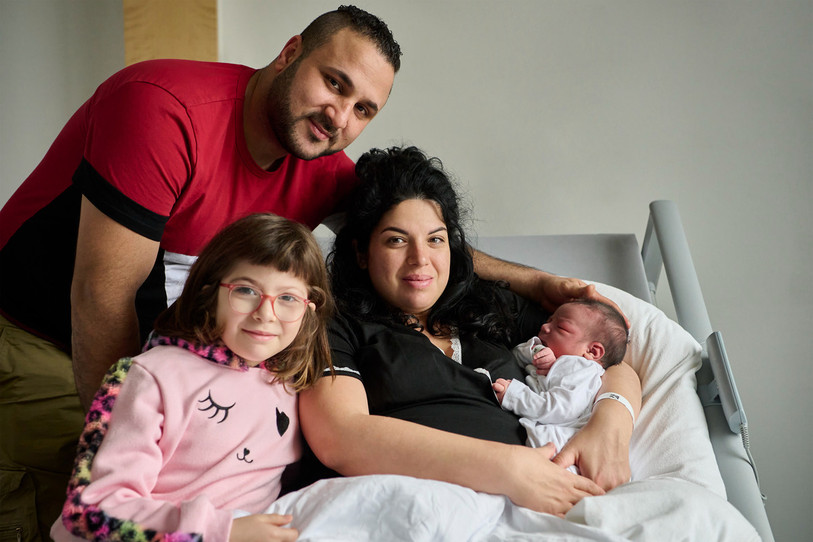 Saif Youssef, dans les bras de sa maman, est le premier bébé qui est né au Centre Hospitalier Bienne en 2024. (Photo: Centre Hospitalier Bienne)