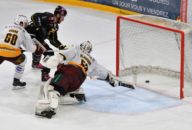 Frédérik Gauthier marque le 2-0 pour le HC Ajoie en étant le plus prompt au rebond (photo : George Henz)