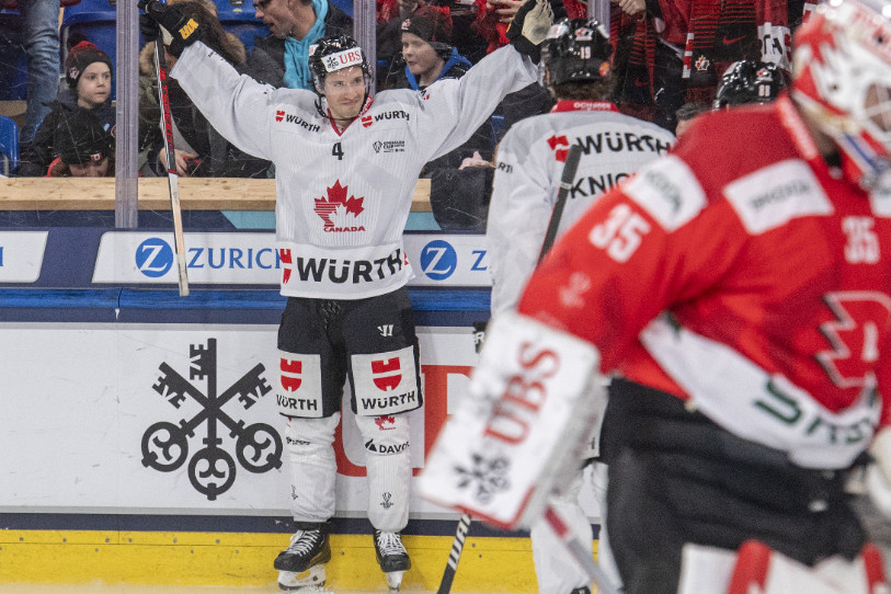 Jonathan Hazen, arborant fièrement la feuille d'érable sur son maillot. (Photo : Keystone / Urs Flueeler).