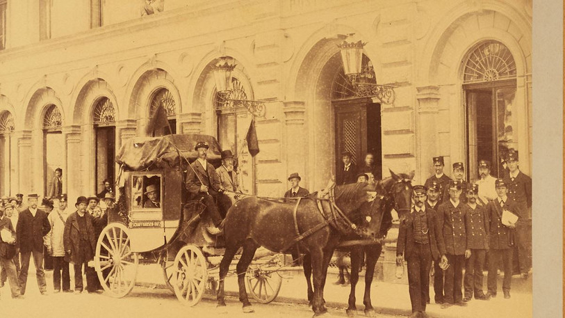 Lors de sa création en 1849, la Poste compte 2803 collaboratrices et collaborateurs, dont certains conduisent des diligences ou calèches postales, comme celle-ci. (Photo : Louis Alphonse Tronel / Musée de la communication)