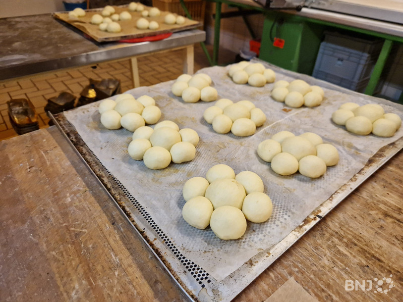 Les couronnes juste avant leur cuisson à la boulangerie de La Brévine.