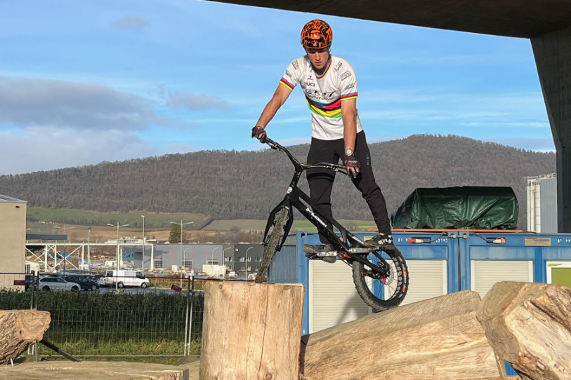 Alejandro Montalvo Milla arborant son maillot de champion du monde sur le terrain de Delémont. (Photo : Didier Finsterwald).