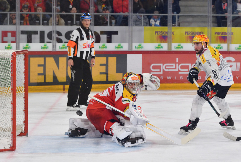 L'action de la 30e : le HC Ajoie mène 1-0 et Daniel Audette voit son tir heurter le manche de la canne du gardien de Bienne (photo : Georges Henz).