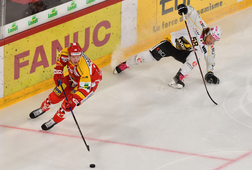 Le HC Ajoie de Jesse Zgraggen s'est pris les pieds dans la glace de Bienne samedi soir (photo : Georges Henz).