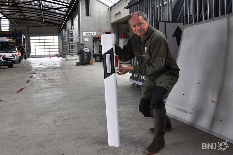 Le garde faune Jean-Claude Schaller explique comment les avertisseurs pour gibier sont installés sur les balises
