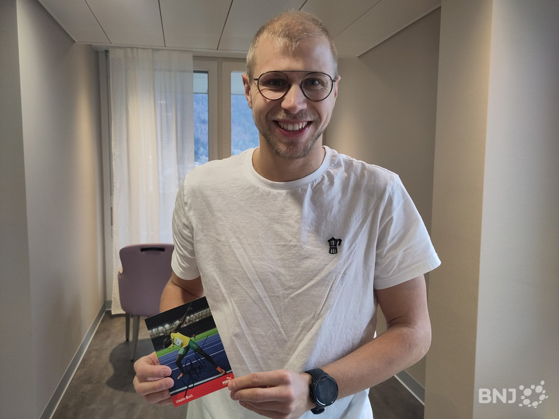 Laurentin Docourt, avec la carte signée par Usaïn Bolt qu'il possède.