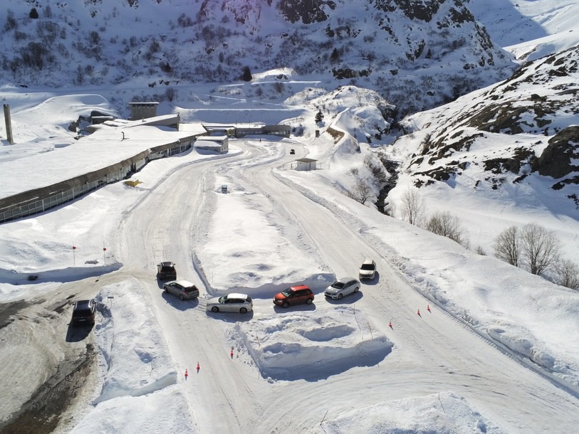 Le TCS propose des cours pour adopter les comportements adéquats sur la neige et la glace. (Photo: Touring Club Suisse)
