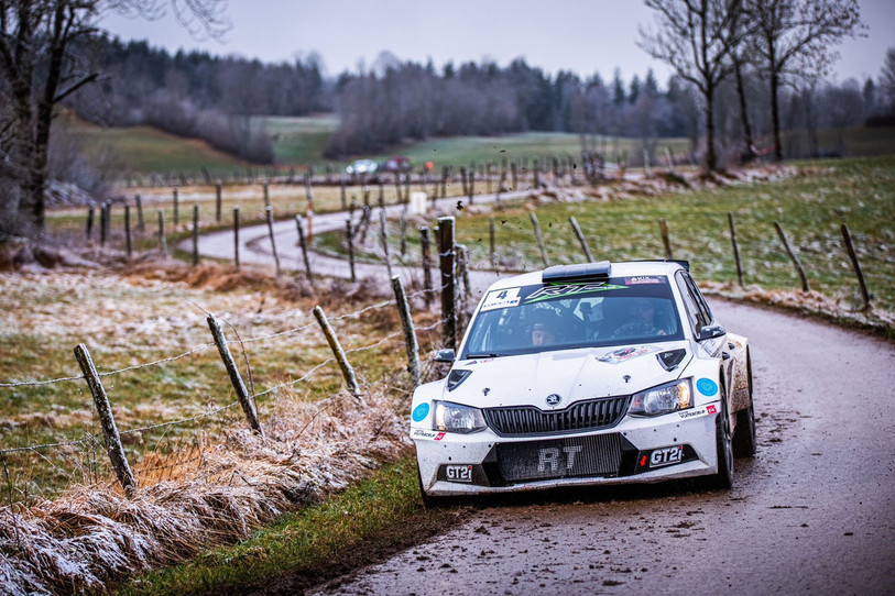 Michaël Burri au volant de sa Skoda Fabia R5 sur les routes du Jura français. (Photo : Pleine Corde)