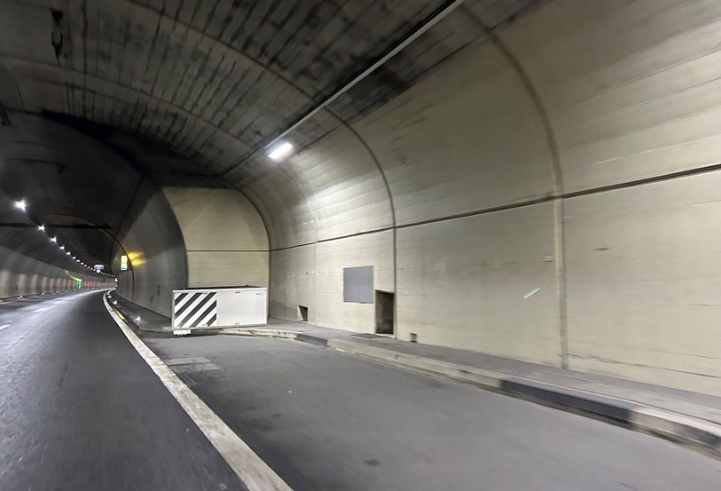 Ces amortisseurs ont été installés au bout des niches de stationnement en raison de la configuration des murs, perpendiculaires à la route.