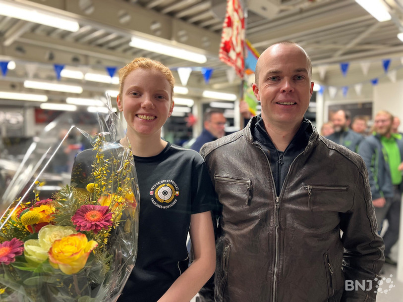 Audrey Gogniat, aux côtés de son entraîneur Olivier Schaffter, a reçu les honneurs de ses deux clubs et son sponsor lundi soir à Glovelier.